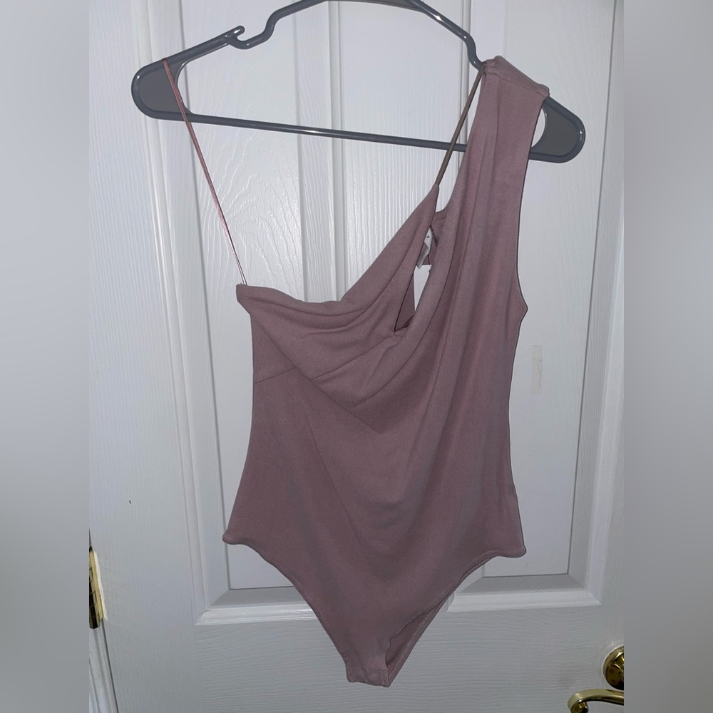Light purple one shoulder bodysuit from fabrik